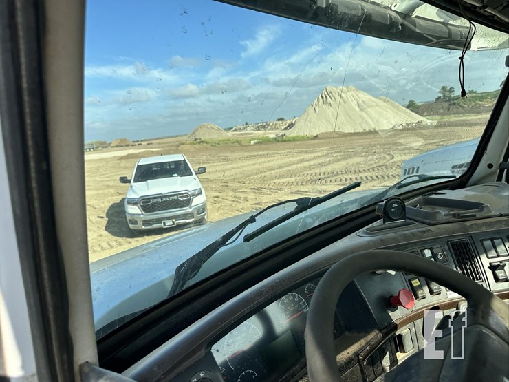 2014-volvo-vhd84ft200-image-51