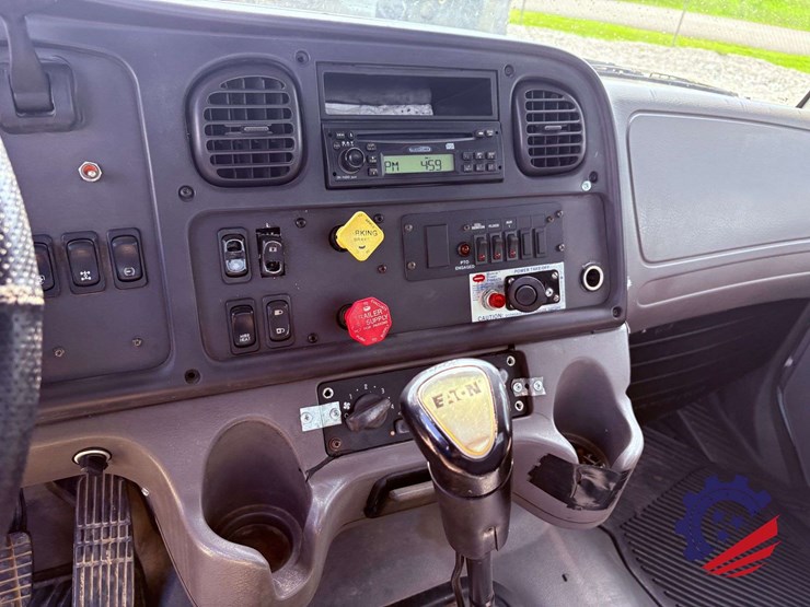 2006-freightliner-m2-106-image-67