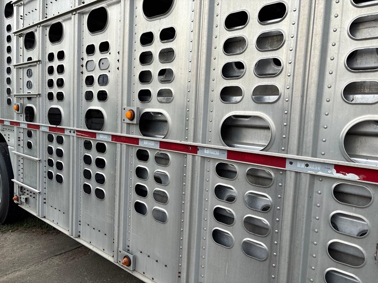 2014-wilson-livestock-trailer-image-23