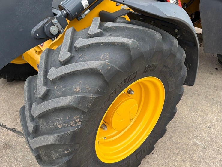 2021-deere-324l-image-10