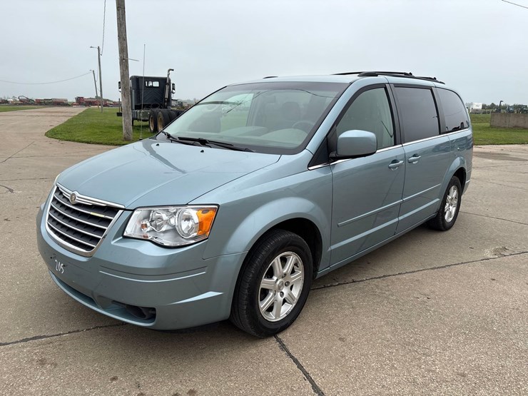 2008-chrysler-town-&-country-touring-image-1