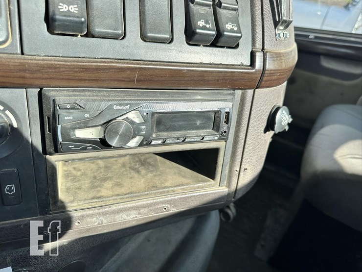 2014-volvo-vhd84ft200-image-49