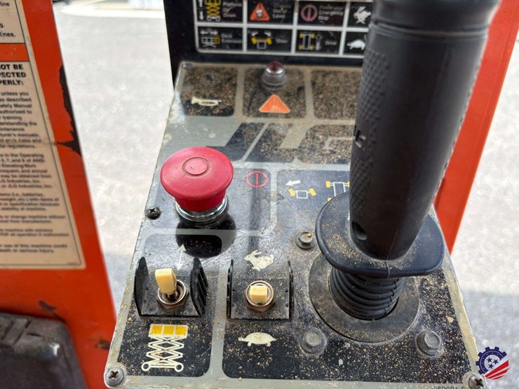 2001-jlg-2032e2-image-15