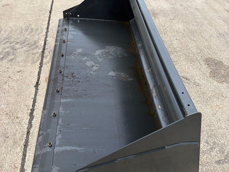 like-new-bobcat-7ft-skidloader-bucket-image-8