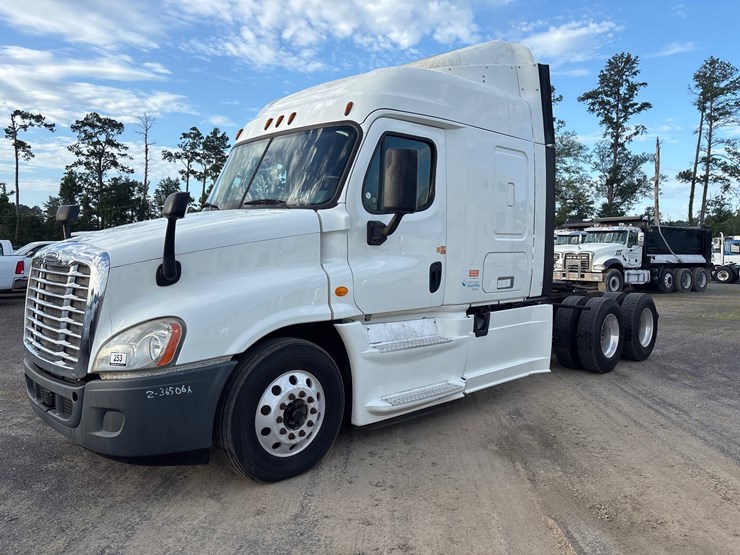 #225-•-2014-freightliner-tractor-truck-image-1