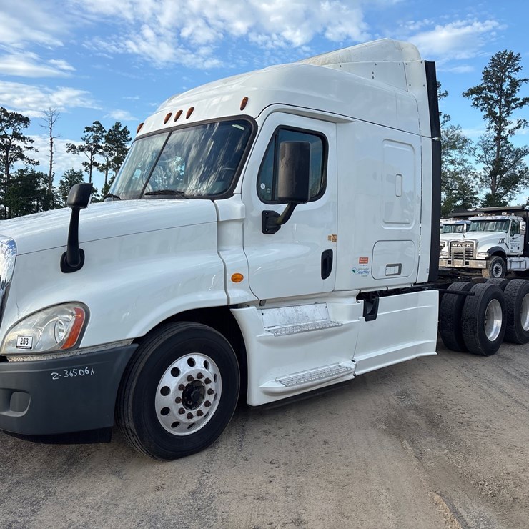 #225 • 2014 FREIGHTLINER TRACTOR TRUCK
