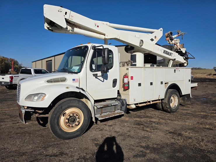 2014-freightliner-bucket-truck-image-1