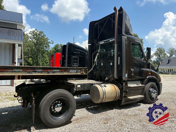 2016-freightliner-cascadia-113-image-17