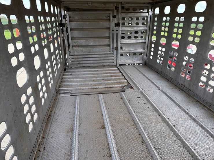 2014-wilson-livestock-trailer-image-21
