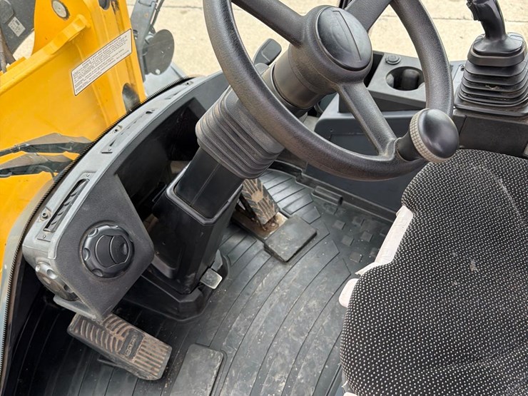 2021-deere-324l-image-48