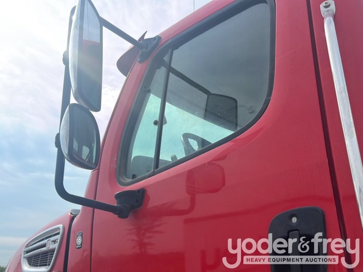 2018-freightliner-114sd-image-26