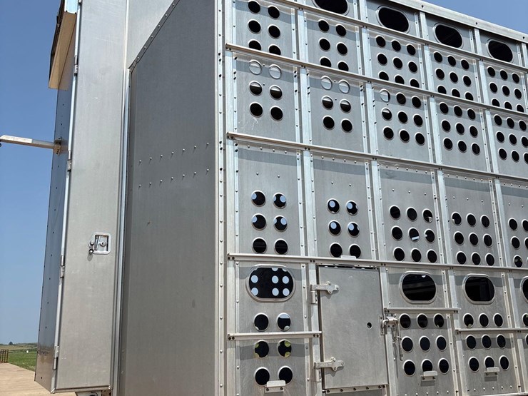 2016-merrit-102"-x-48ft-semi-livestock-trailer-image-27