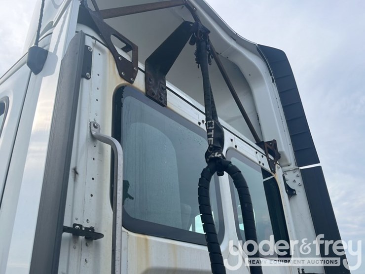 2018-freightliner-cascadia-113-image-19