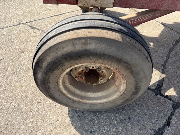 lundell-350-bushel-gravity-wagon-image-16
