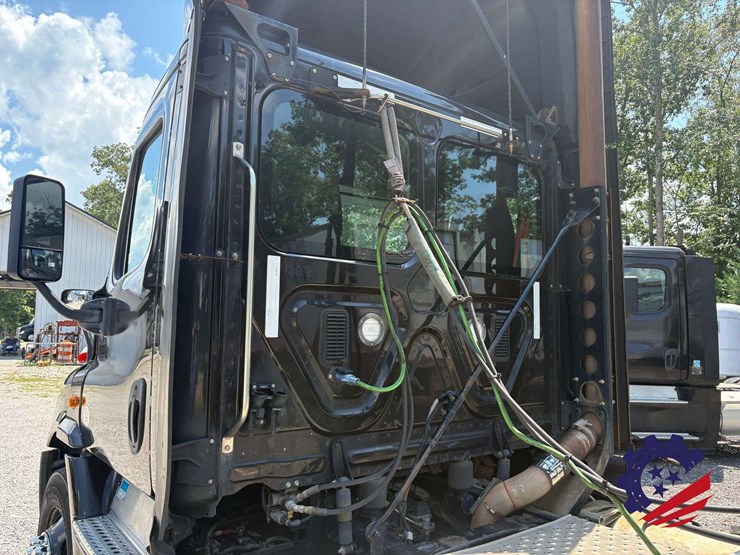 2016-freightliner-cascadia-113-image-12