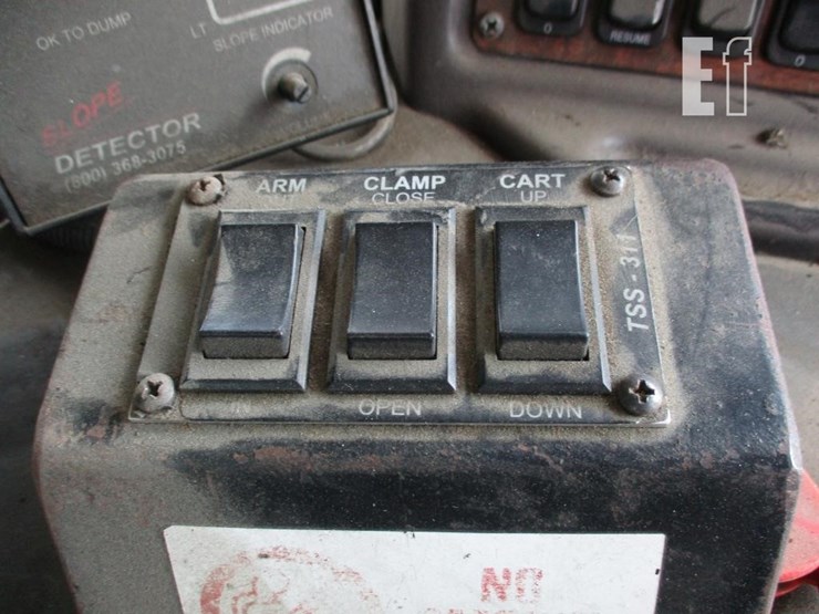 2009-peterbilt-320-image-11
