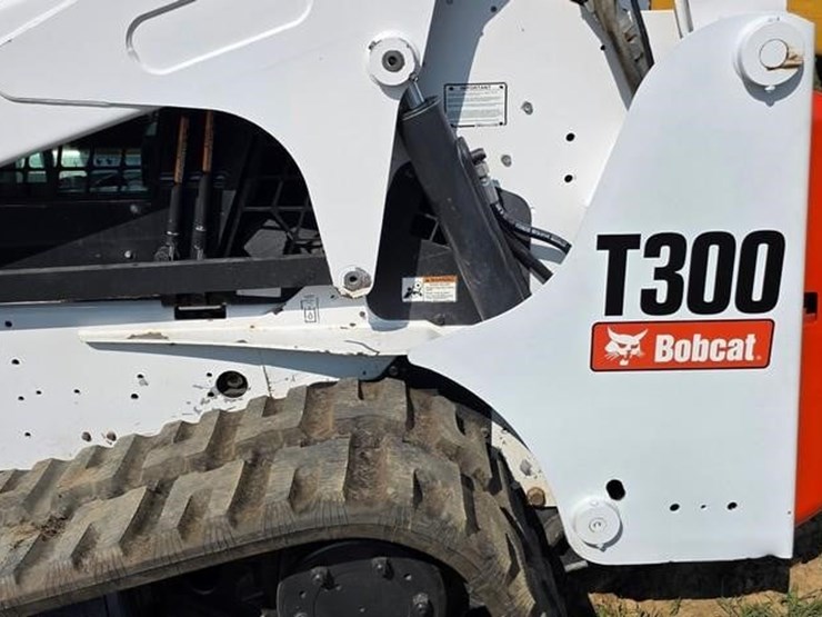 2010-bobcat-t300-image-25