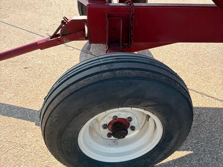 lundell-250-bushel-gravity-wagon-image-16