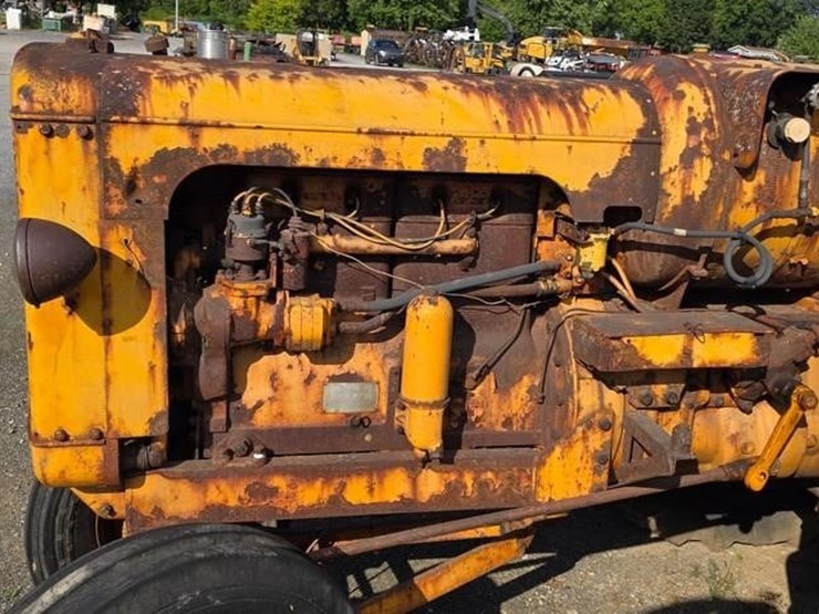minneapolis-moline-tractor-(not-running)-114-image-7