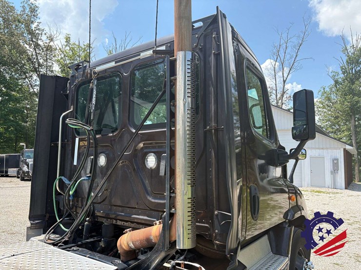 2017-freightliner-cascadia-113-image-31