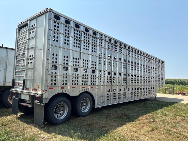 2016-merrit-102"-x-48ft-semi-livestock-trailer-image-2
