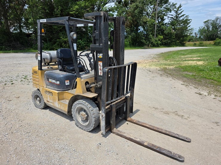 caterpillar-fork-lift-image-3