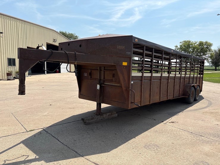 1990-trailmann-7ft-x-24ft-gooseneck-livestock-trailer-image-1