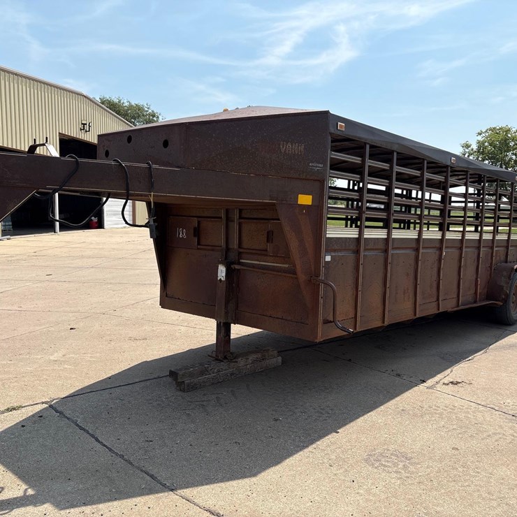 1990 Trailmann 7ft x 24ft Gooseneck Livestock Trailer