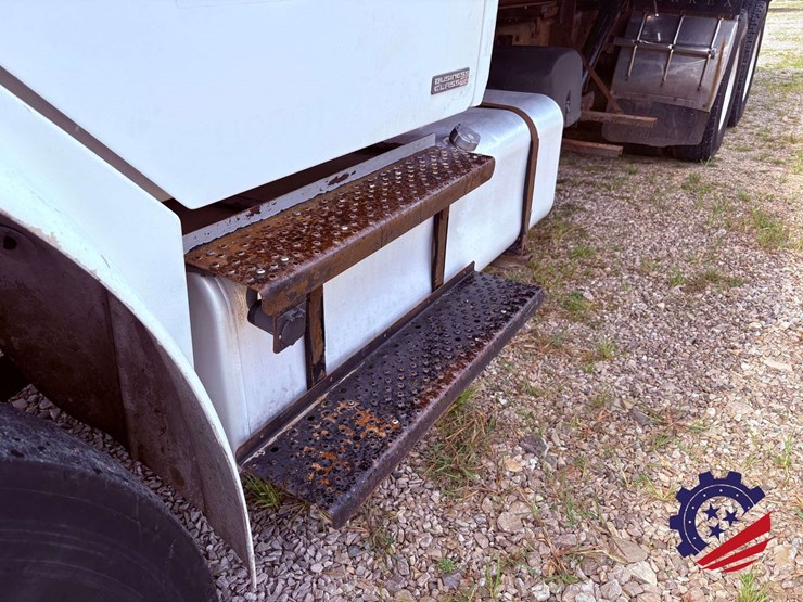 2006-freightliner-m2-106-image-11