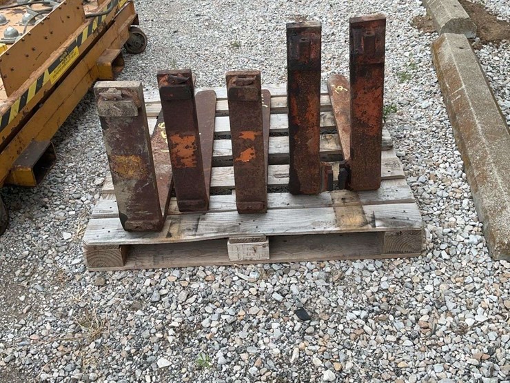 2-sets-of-pallet-forks-and-1-single-fork-image-3