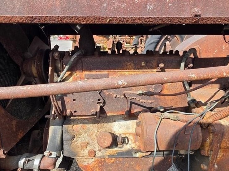 silver-king-tractor-(not-running)-105-image-19