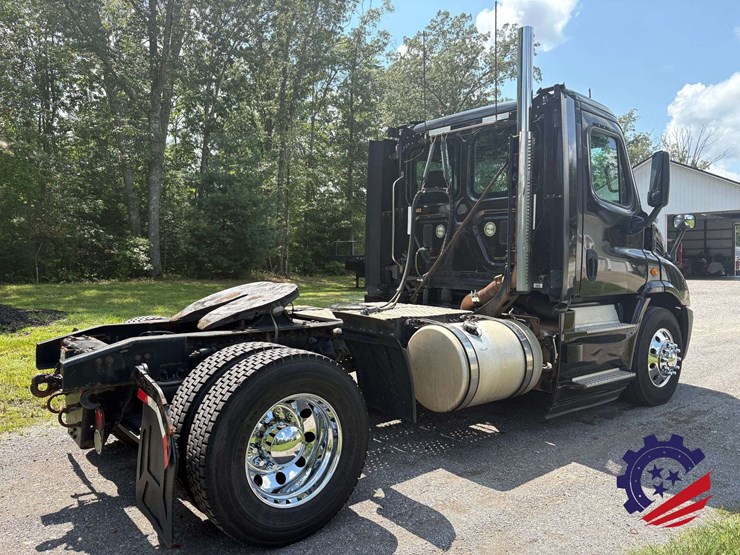 2015-freightliner-cascadia-113-image-7