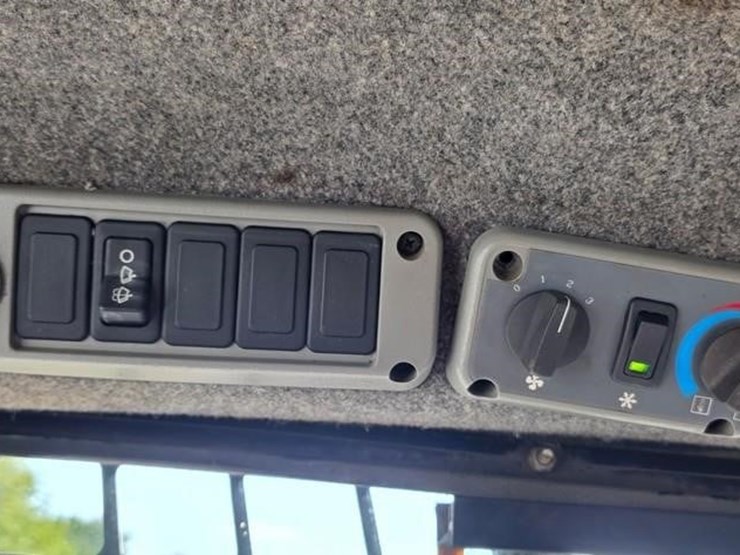 2010-bobcat-t300-image-51