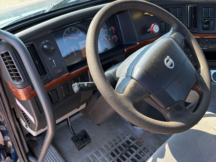 2005-volvo-semi-truck-image-29