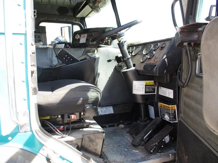 2009-peterbilt-320-image-7
