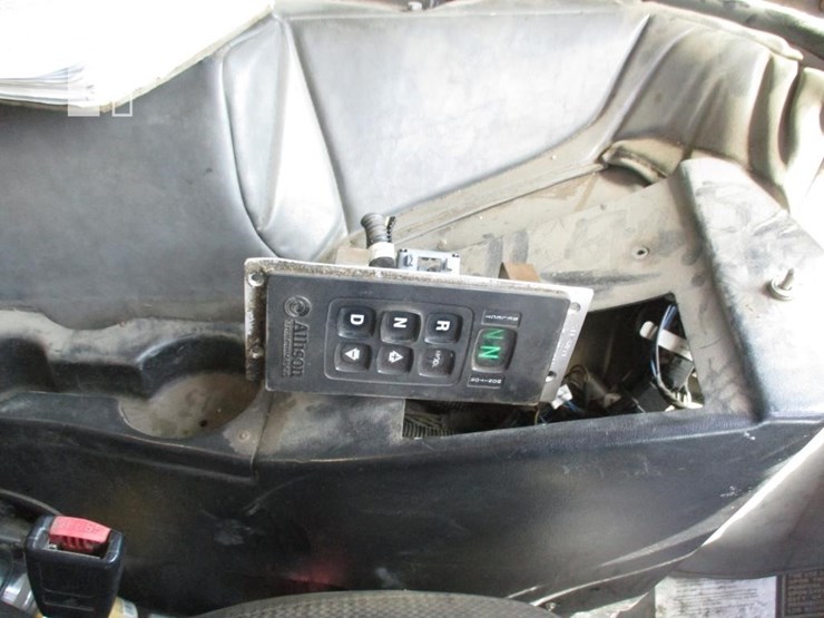 2009-peterbilt-320-image-12