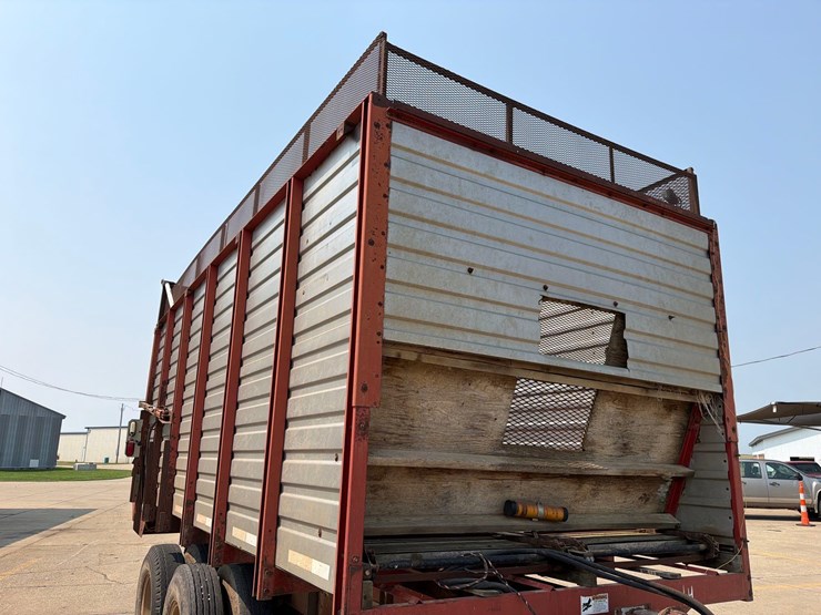 h&s-18ft-rear-unload-silage-wagon-image-10