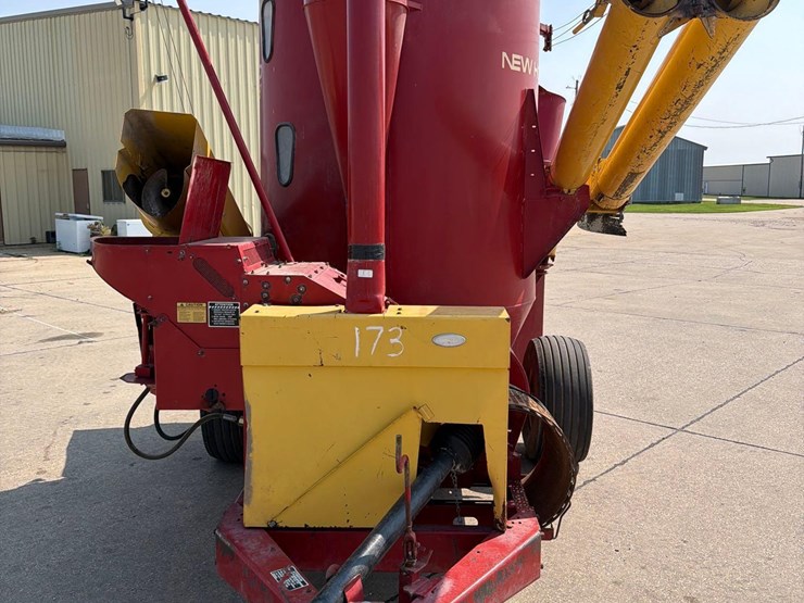 new-holland-358-image-2