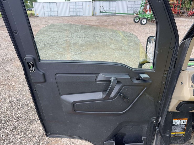 2022-john-deere-gator-image-8