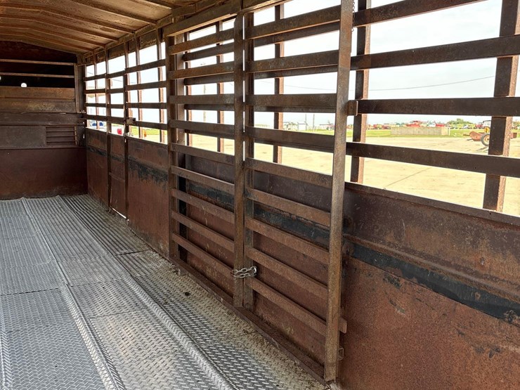 1990-trailmann-7ft-x-24ft-gooseneck-livestock-trailer-image-32