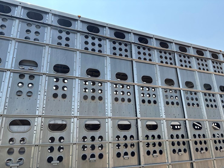 2016-merrit-102"-x-48ft-semi-livestock-trailer-image-14