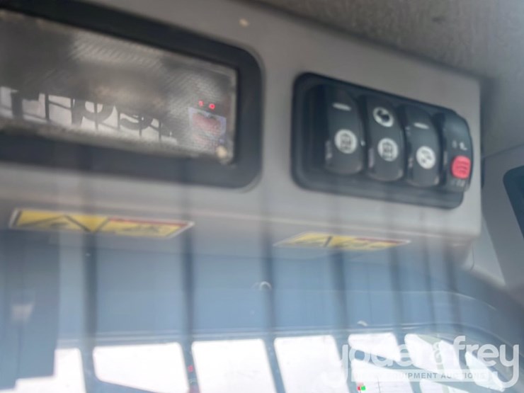 2019-caterpillar-242d-image-17