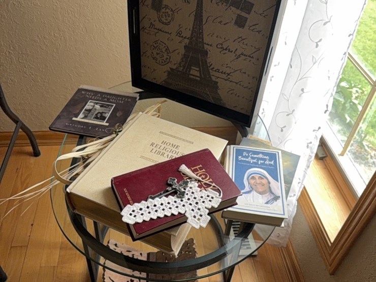 modern-diamond-shaped-wall-decoration,-eifel-tower-background-piece,-religious-books-and-other-items.-(less-table)-image-8