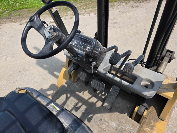 caterpillar-fork-lift-image-16