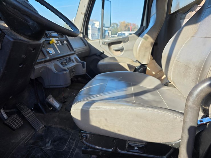 2014-freightliner-bucket-truck-image-12