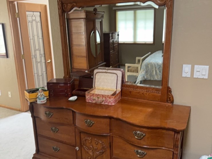 very-large-oak-dresser-with-large-high-back-mirror-image-2