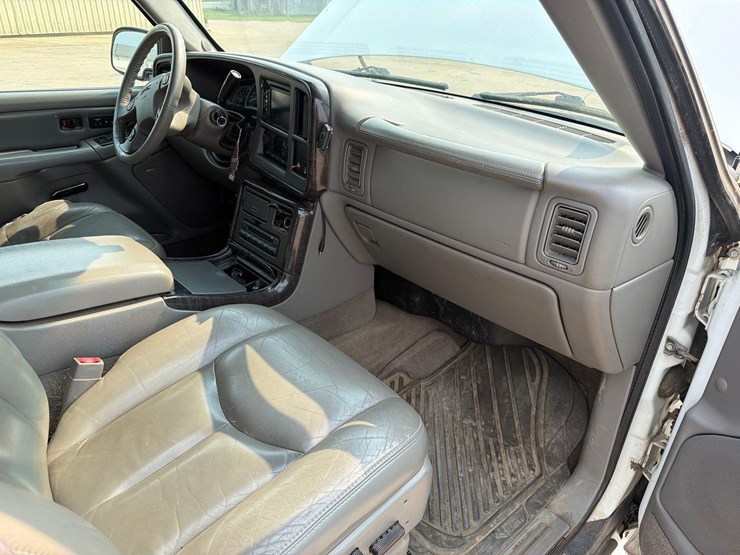 2005-gmc-yukon-denali-image-38