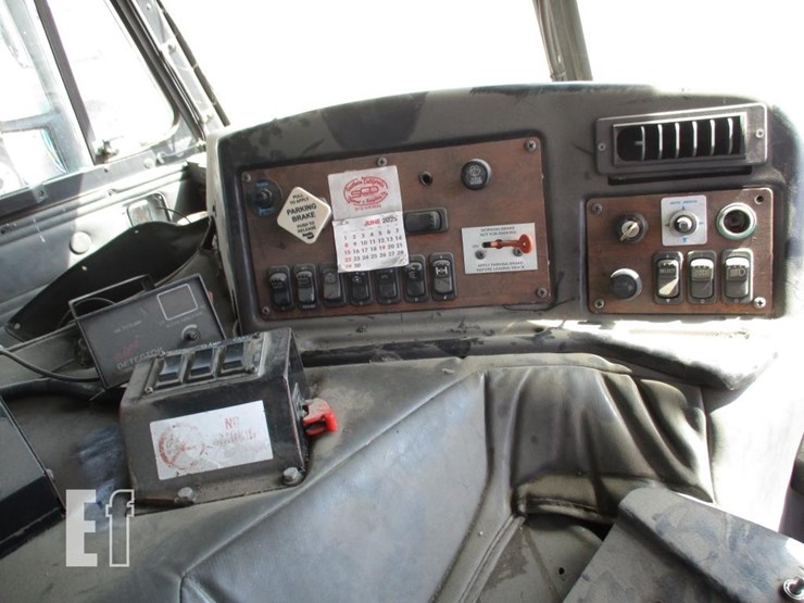 2009-peterbilt-320-image-10