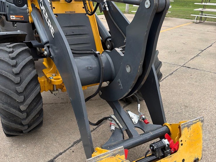 2021-deere-324l-image-15