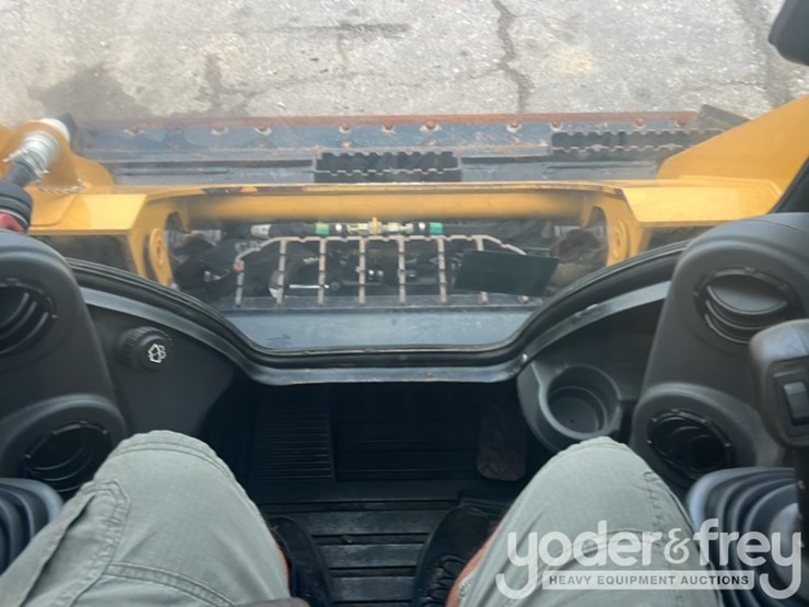 2019-caterpillar-242d-image-14